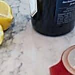 mermer üzerinde şarap ve limon lekesi