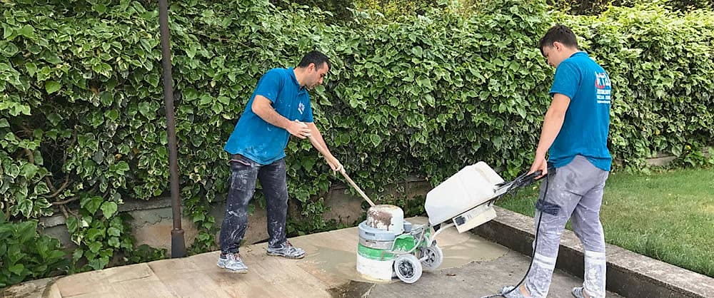 traverten yüzey temizleme ve parlatma yapan iki kişi