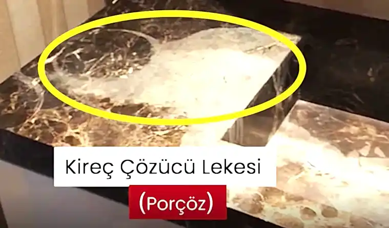 lavaboya bulaşmış kireç çözücü lekesi